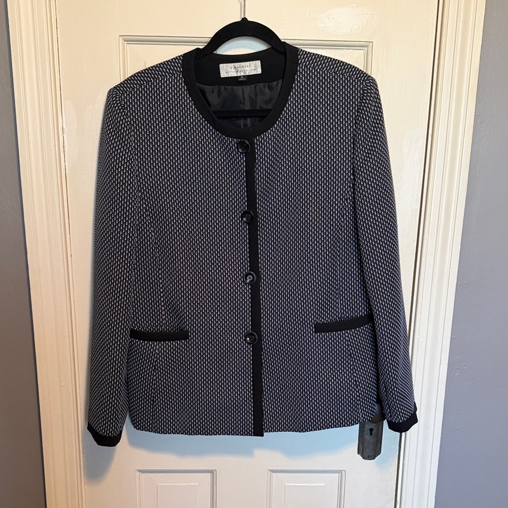 Elegant Black and White Textured Blazer Size 16